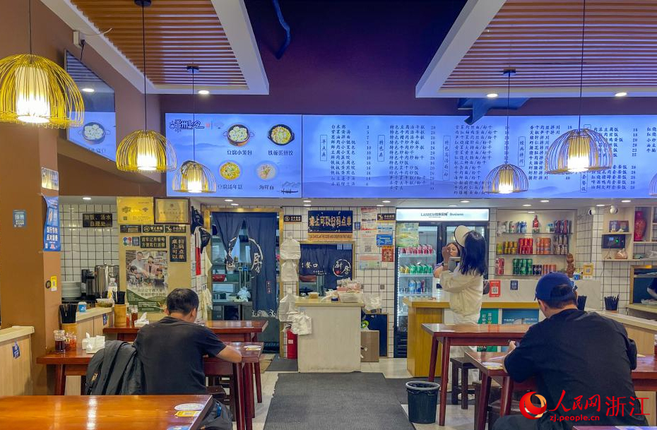 位于杭州的一家嵊州小吃店。人民網(wǎng)記者 郭揚(yáng)攝