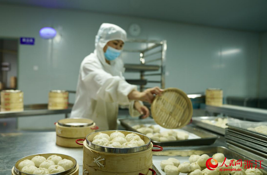 嵊州一家嵊州小籠包生產(chǎn)企業(yè)的包制車間。人民網(wǎng)記者 郭揚(yáng)攝