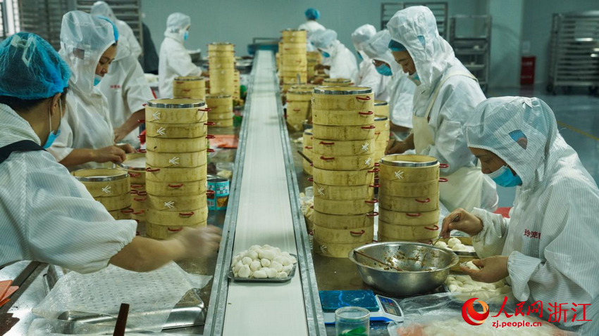 嵊州一家嵊州小籠包生產(chǎn)企業(yè)的包制車間。人民網(wǎng)記者 郭揚(yáng)攝