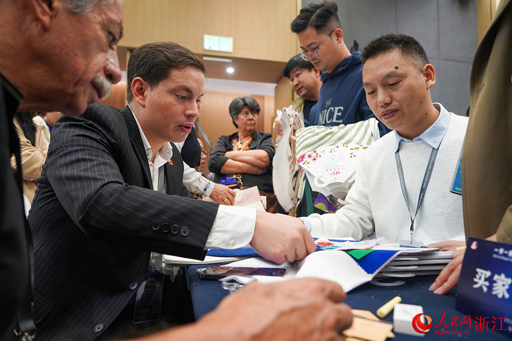 在浙江紹興國際會(huì)展中心，企業(yè)和采購商洽談業(yè)務(wù)。人民網(wǎng) 章勇濤攝