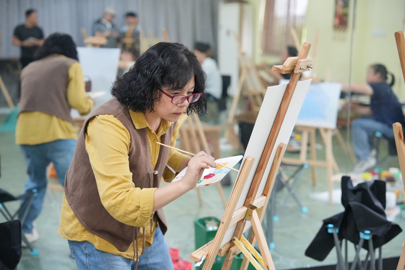 學(xué)員正在認真作畫。寧波前灣新區(qū)供圖
