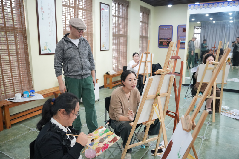 導(dǎo)師指導(dǎo)學(xué)員作畫。寧波前灣新區(qū)供圖