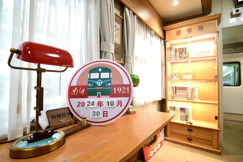 “南湖·1921”紅色旅游列車內(nèi)濃厚的紅色文化氛圍廣受游客歡迎。羅春曉攝