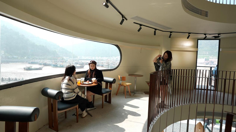 咖啡館窗外便是海景。傅奕佳攝