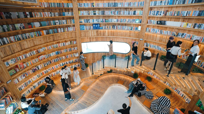 咖啡館內(nèi)的書房免費(fèi)為游客開放。傅奕佳攝