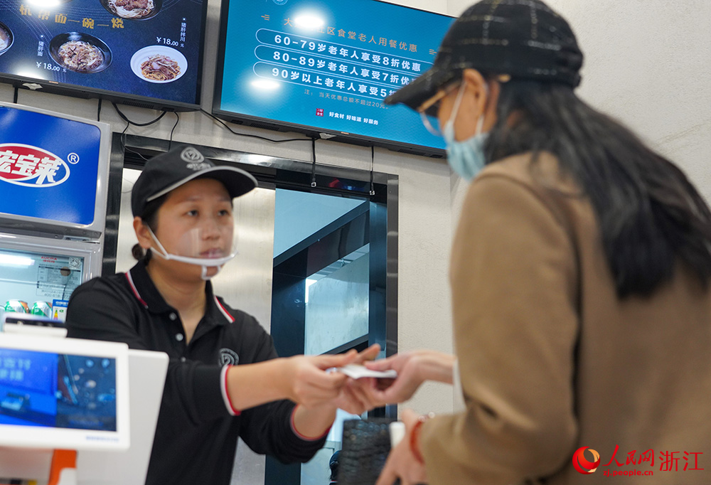 社區(qū)食堂讓全齡段社區(qū)居民“有處吃”“就近吃”“吃得好”。人民網(wǎng) 章勇濤攝