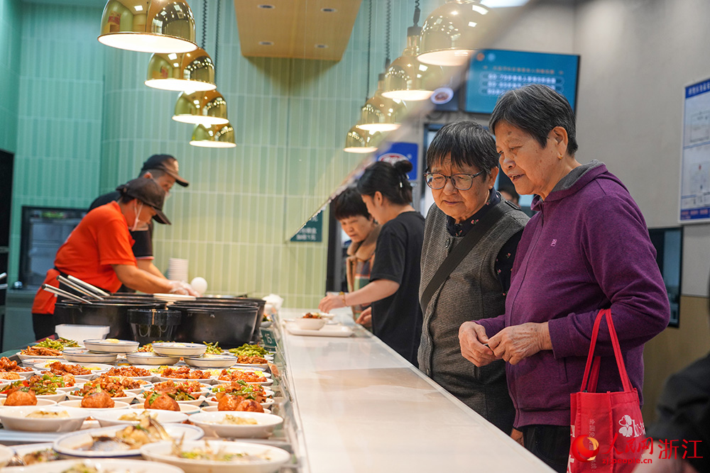 老年人在社區(qū)食堂點(diǎn)菜就餐。人民網(wǎng) 章勇濤攝