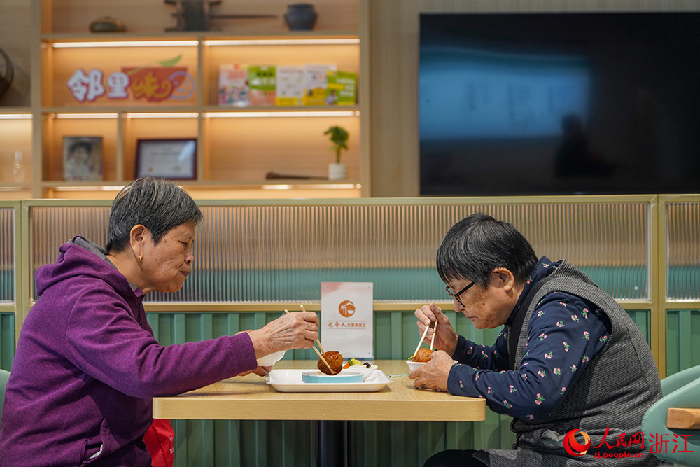 老年人在社區(qū)食堂點(diǎn)菜就餐。人民網(wǎng) 章勇濤攝