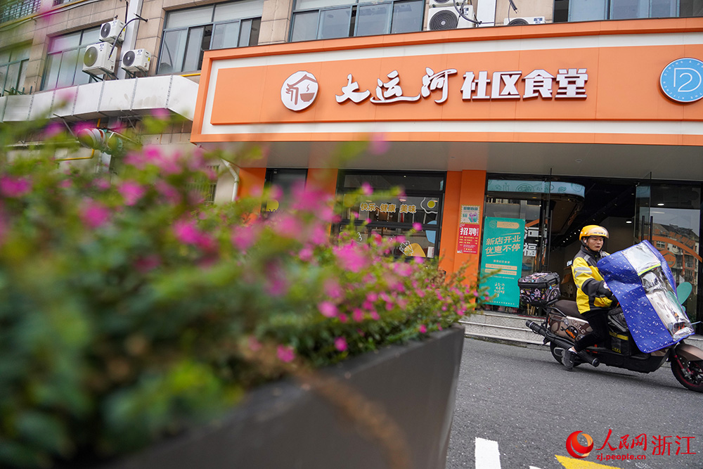 社區(qū)食堂上線外賣平臺(tái)，外賣小哥直接送餐到家。人民網(wǎng) 章勇濤攝