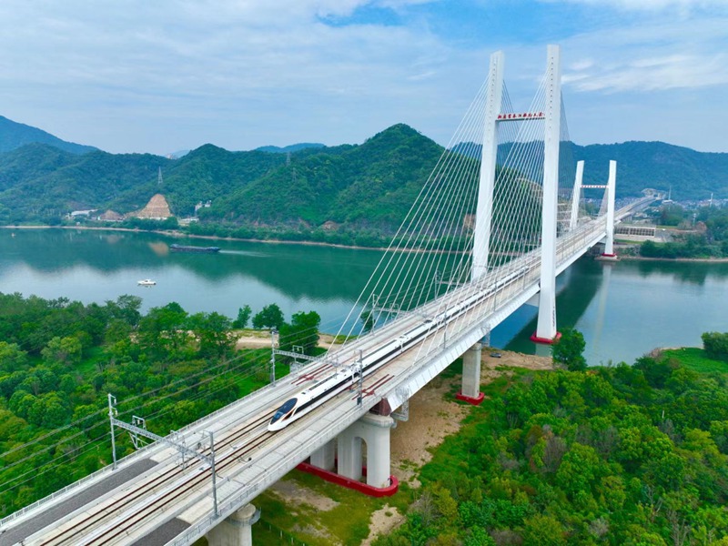 一列動車組列車駛過富春江特大橋。羅春曉攝