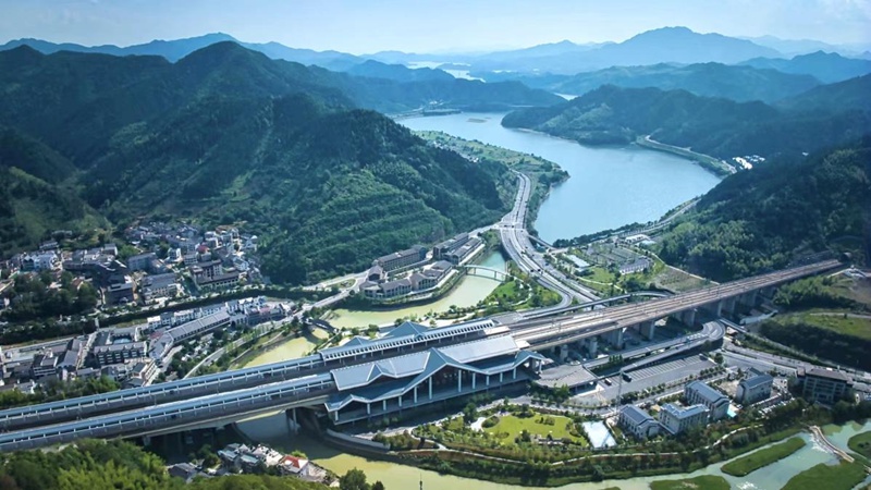 千島湖站緊臨蕩漾綠水，倚靠盎然青山。葉飛攝