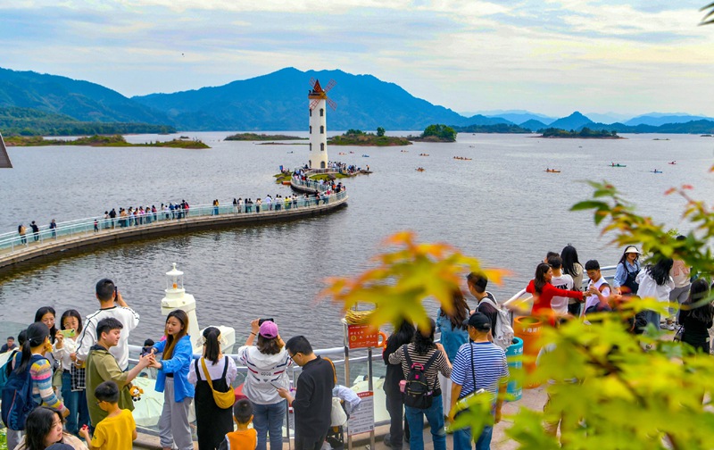 杭黃高鐵帶動淳安當?shù)芈糜螛I(yè)的迅速升溫。淳安縣文廣旅體局供圖