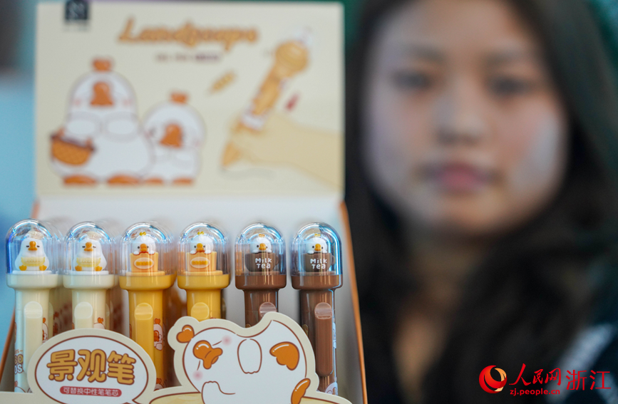 通過融合“波波鵝”這一IP形象，企業(yè)創(chuàng)新推出多種衍生品。人民網(wǎng) 章勇濤攝