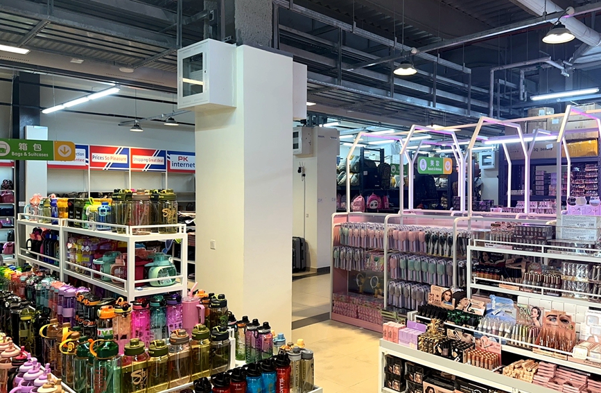 吳宇鑫店鋪中的商品均來自義烏。受訪者供圖