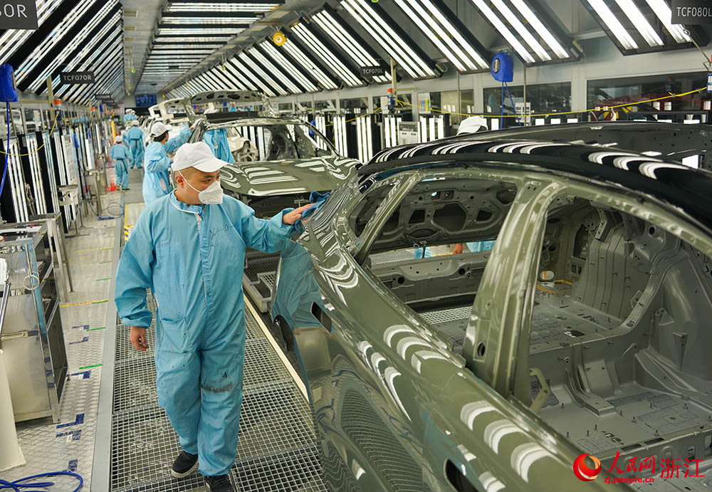 寧波前灣新區(qū)極氪汽車智慧工廠新能源汽車生產(chǎn)線上一片忙碌。人民網(wǎng) 章勇濤攝
