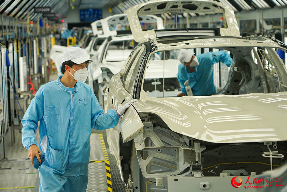 寧波前灣新區(qū)極氪汽車智慧工廠新能源汽車生產線上一片忙碌。人民網 章勇濤攝