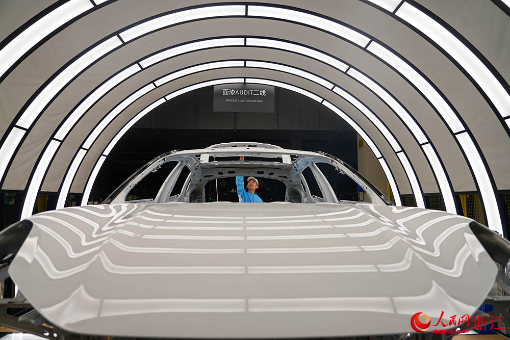 寧波前灣新區(qū)極氪汽車智慧工廠新能源汽車生產(chǎn)線上一片忙碌。人民網(wǎng) 章勇濤攝