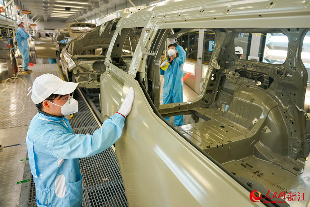 寧波前灣新區(qū)極氪汽車智慧工廠新能源汽車生產(chǎn)線上一片忙碌。人民網(wǎng) 章勇濤攝