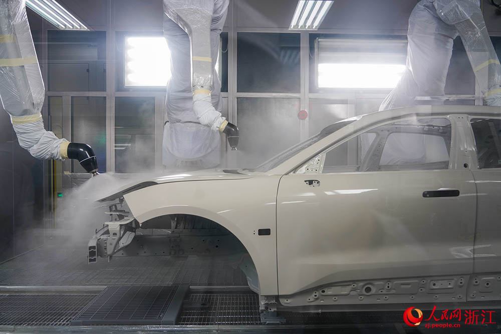 寧波前灣新區(qū)極氪汽車(chē)智慧工廠新能源汽車(chē)生產(chǎn)線上一片忙碌。人民網(wǎng) 章勇濤攝