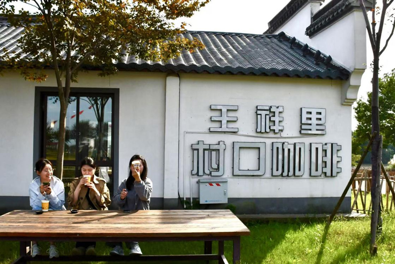 聯(lián)豐村王祥里村口咖啡館里聚滿了游客。徐奕唯攝