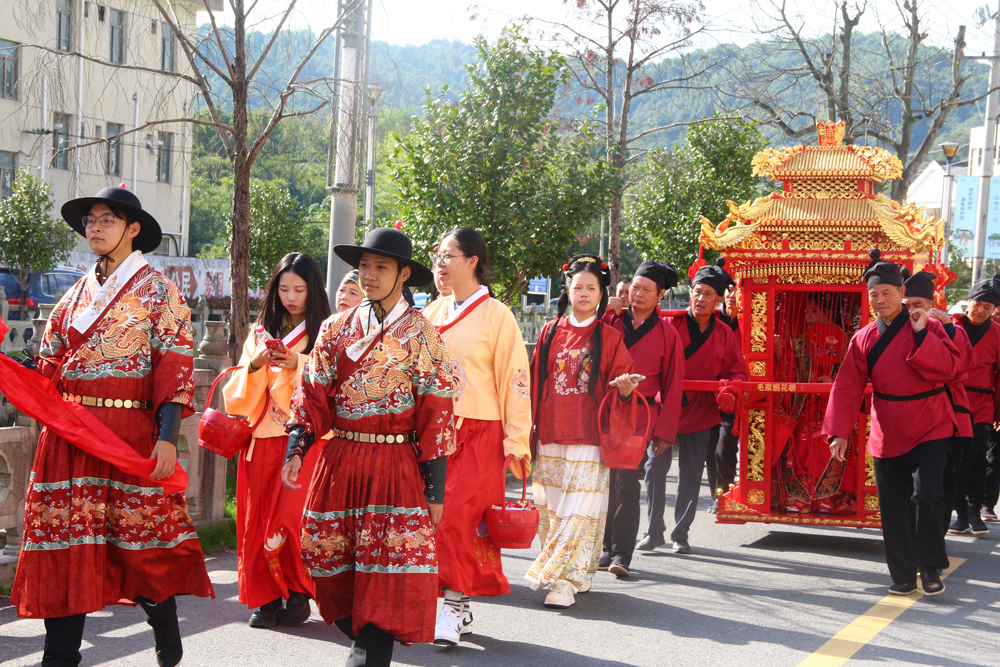 近日，一場(chǎng)別具特色的中式傳統(tǒng)婚禮在浙江臨海小芝鎮(zhèn)熱鬧舉行。孫千千攝