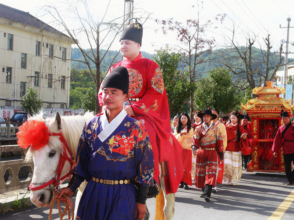 近日，一場(chǎng)別具特色的中式傳統(tǒng)婚禮在浙江臨海小芝鎮(zhèn)熱鬧舉行。孫千千攝