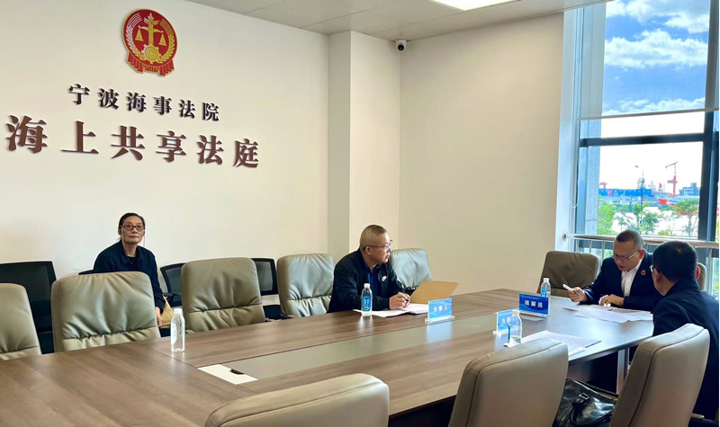 舟山市普陀區(qū)海上融治理中心的“海上共享法庭”內(nèi)，調(diào)解員正在做調(diào)解工作。徐奕唯攝