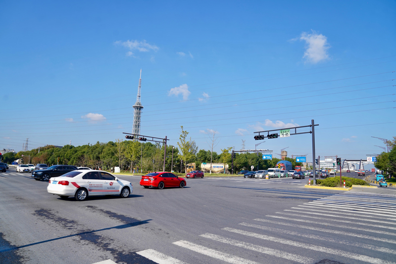 11月13日，桐鄉(xiāng)市首個“車路云一體化”樣板路口——烏鎮(zhèn)大道與二環(huán)北路交叉口進入試運行階段。桐鄉(xiāng)市委宣傳部供圖