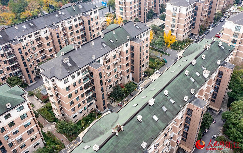 空中俯瞰上城區(qū)丁蘭街道大唐苑小區(qū)，它是杭州市第一個整體推進加裝電梯的安置房小區(qū)。人民網(wǎng) 章勇濤攝