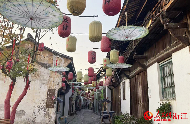 位于“八仙積道”共富帶的“浙中第一古街”坡陽古街。人民網(wǎng)記者 王麗瑋攝