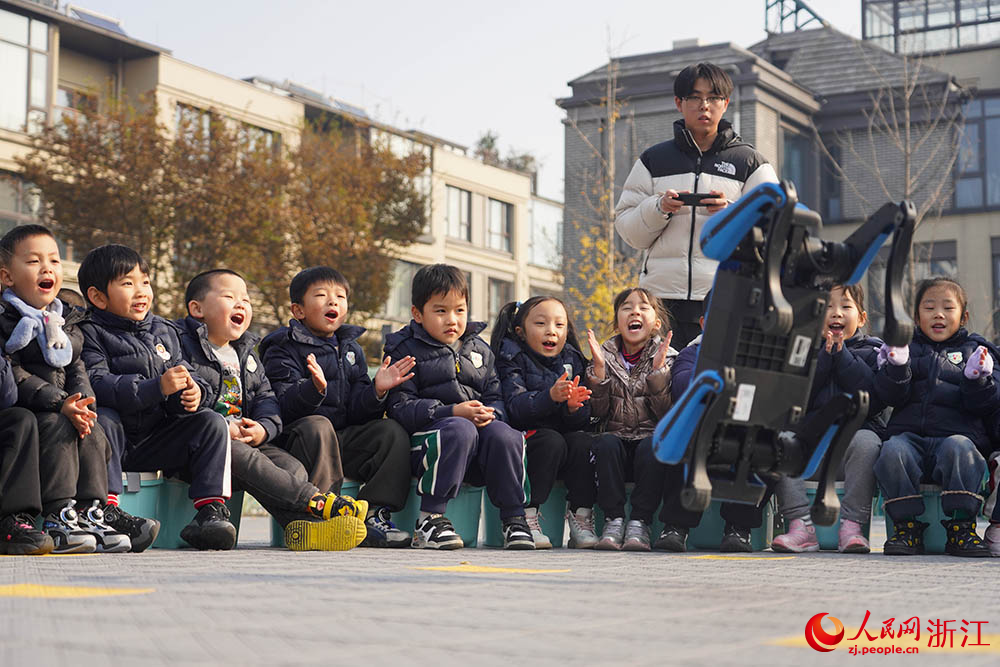 在寧波市江北區(qū)慈城懷之幼兒園，四足機器人表演空翻。人民網(wǎng) 章勇濤攝