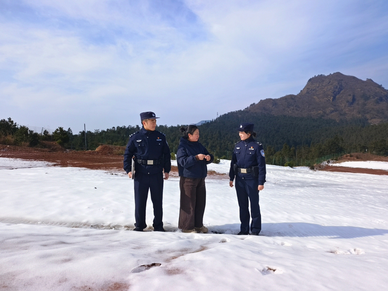 民警開展走訪排查。胡昌清攝