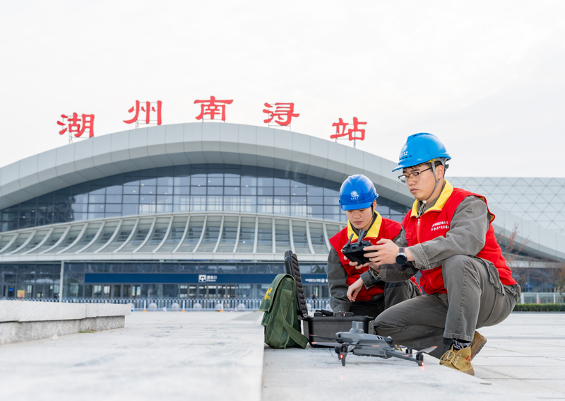 供電員工在鐵路湖州南潯站巡視線路。沈世昀攝