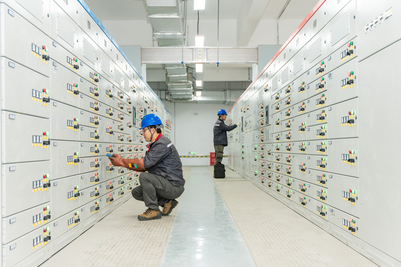 供電員工在鐵路湖州東站配電房進(jìn)行設(shè)備測(cè)溫。沈世昀攝