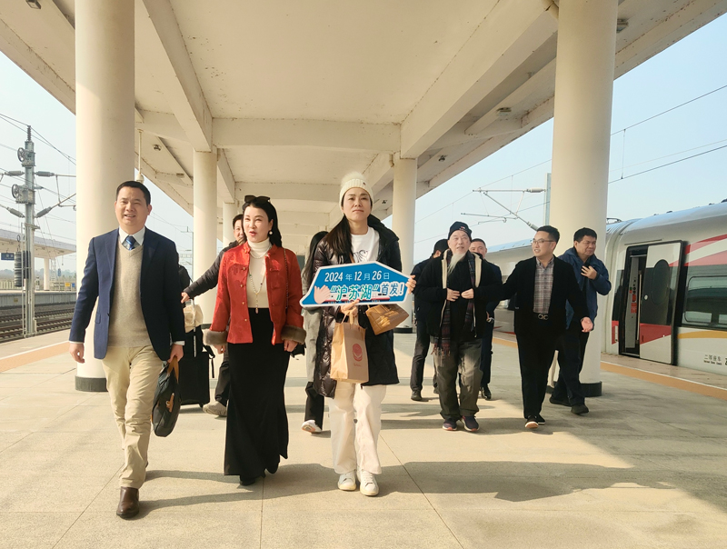 滬蘇湖高鐵首發(fā)列車抵達(dá)安吉站。安吉縣委宣傳部供圖