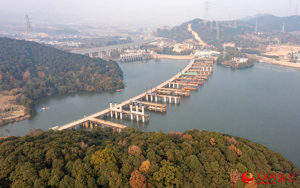 在位于寧波市寧?？h的甬臺溫改擴建寧波南段項目施工現(xiàn)場，工人正在有序施工。人民網(wǎng) 章勇濤攝