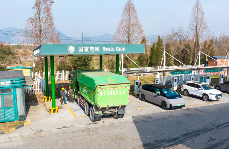 綠色新能源電動重卡在充電站內(nèi)充電。國網(wǎng)湖州供電公司供圖