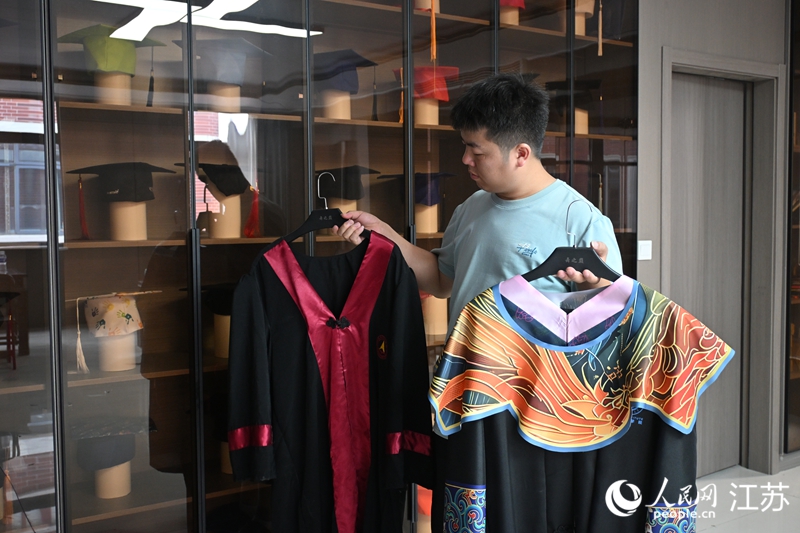 “舞之巔”生產(chǎn)的學(xué)士服。人民網(wǎng) 張瀚天攝