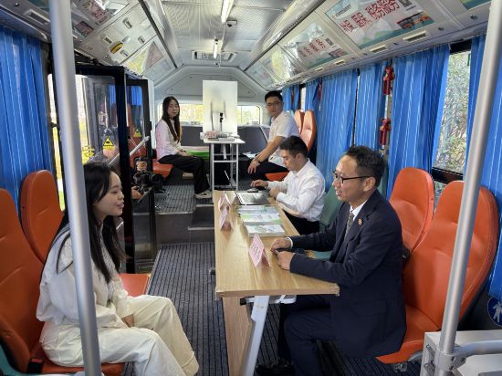 市民可以在“流動政務客廳”上辦理醫(yī)保、社保、法律服務、政務服務代辦幫辦等事項。